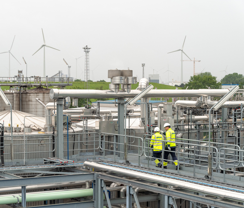 Two employees walking in an installation at Oleon Ertvelde